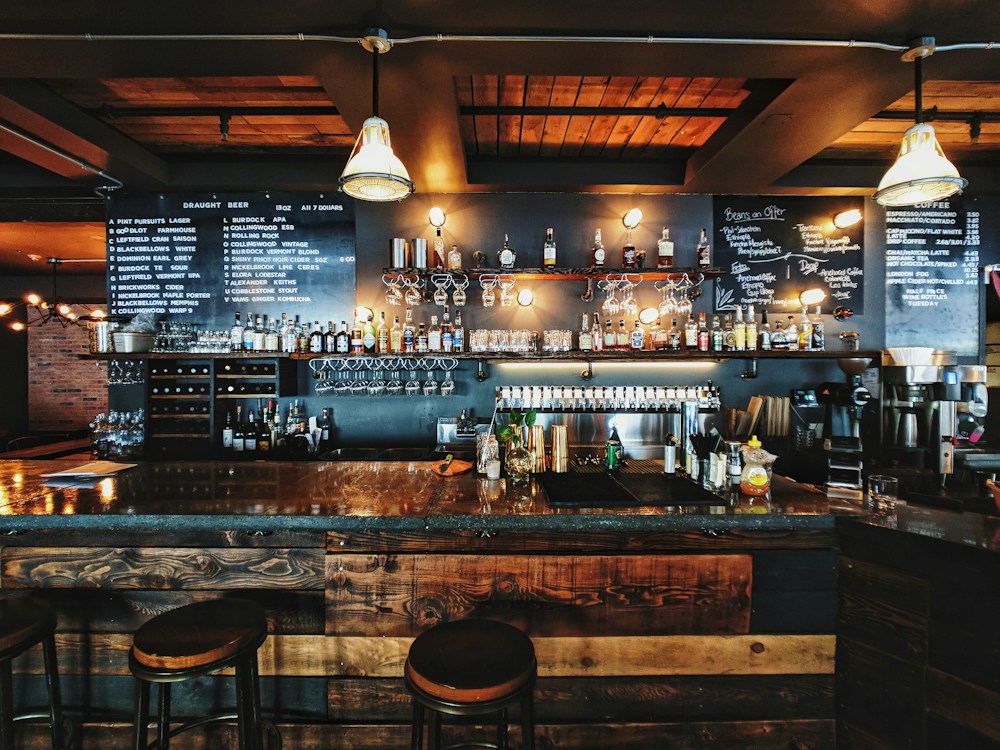 Interior acolhedor de um restaurante e bar, imagem ilustrativa